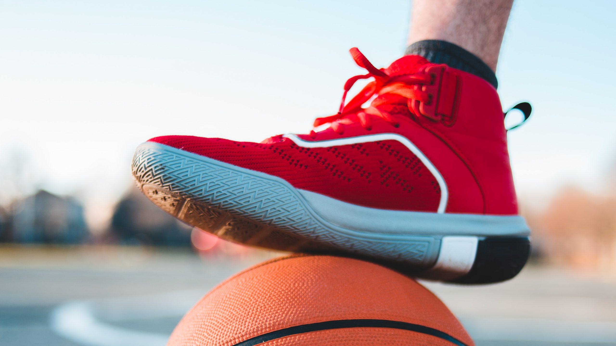توپ و کفش بسکتبال